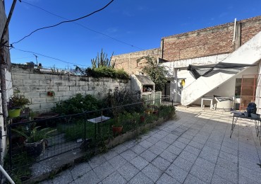 Casa  al frente con 2 ingresos  mas cochera con amplio patio parrillero