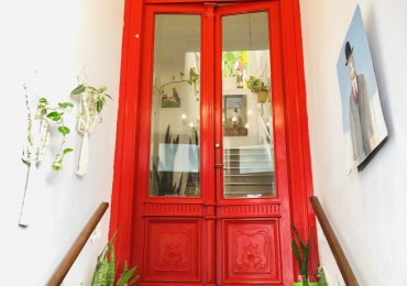 Casa colonial en planta alta reciclada a nuevo de estilo artistico /  ideal para familia / estudio / emprendimientos - 320,78 m² - Barrio Abasto