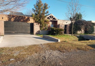 Casa en 2 plantas amoblada 4 dormitorios, quincho,  parque , piscina , cochera para 3 vehiculos cubiertos Funes Town Valor Negociable