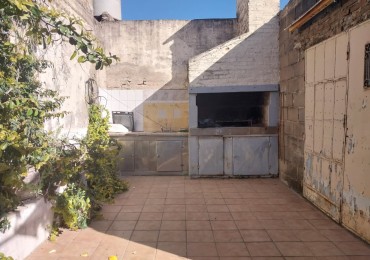 Casa al Frente amoblada con Patio cochera cubierta, doble ingreso 1 dormitorio patio Parrillero y galpon de guardas