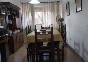 Departamento al frente lateral 2 dormitorios funcional de escalera bajas expensas 1° piso Richieri esquina La Paz Barrio Parque