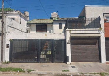 Casa al frente en 2 plantas con 2 doble cochera 3 dormitorios patio terraza parrillero excelente estado se escuchan ofertas