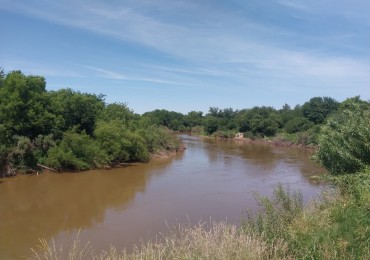Casa con salida al Rio Carcaraña con una hermosa vista emplazada en 990 m2 con 2 ingresos mas pileta  ideal para un emprendimiento
