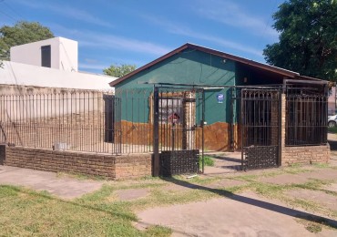 Casa en esquina  con 3 ingresos, cochera posibilidad local comercial 3 dormitorios patio parrillero Ideal emprendimientos valor negociable