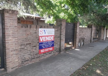 Casa desarrollada sobre una gran fraccion de terreno de 722 m2 con retiro de jardin de 3 dormitorios mas ingreso para vehiculos