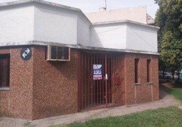 IMPORTANTE CASA EN ESQUINA 2 DORMITORIOS PARRILLERO CUBIERTO Y PATIO 2 INGRESOS BARRIO AZCUENAGA 
