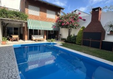 CASA AL FRENTE DESARROLLADA EN 2 PLANTAS 5 DORMITORIOS CON PISINA PARRILLERO COCHERA PARA 2 VEHICULOS 