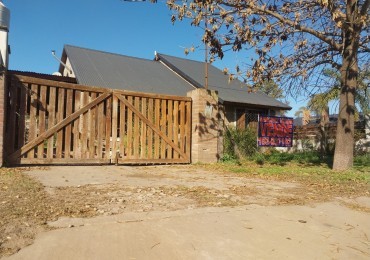 Casa al frente en 2 plantas de 3 dormitorios con cochera semicubierta y parque parquizado, galeria y parrillero VALOR NEGOCIABLE